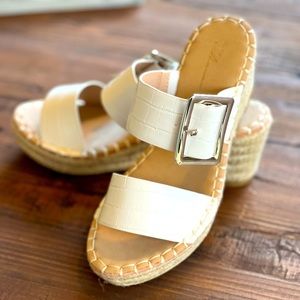 These Vintage Havana Robin sandals are 🙌. Selling fast, these are 🔥🔥🔥